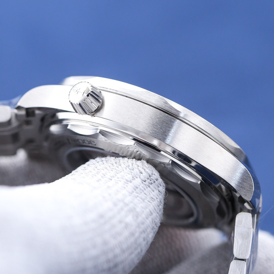 Omega Seamaster automatic watch, diameter 42 mm.