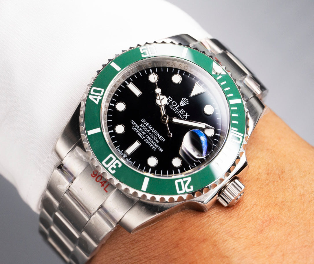 Rolex Submariner series automatic winding watch, diameter 41 mm.