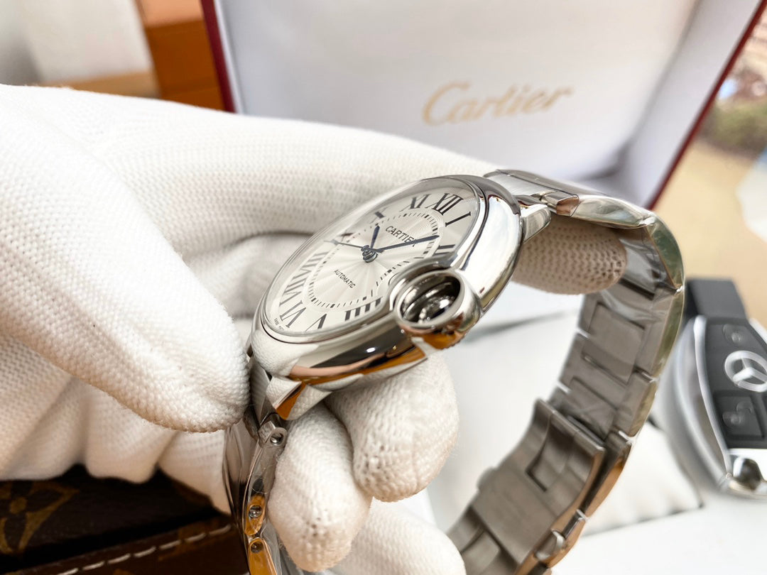 Cartier's blue balloon series automatic winding watch with a diameter of 42mm.