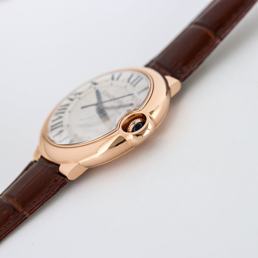 Cartier's blue balloon series automatic winding watch with a diameter of 42mm.