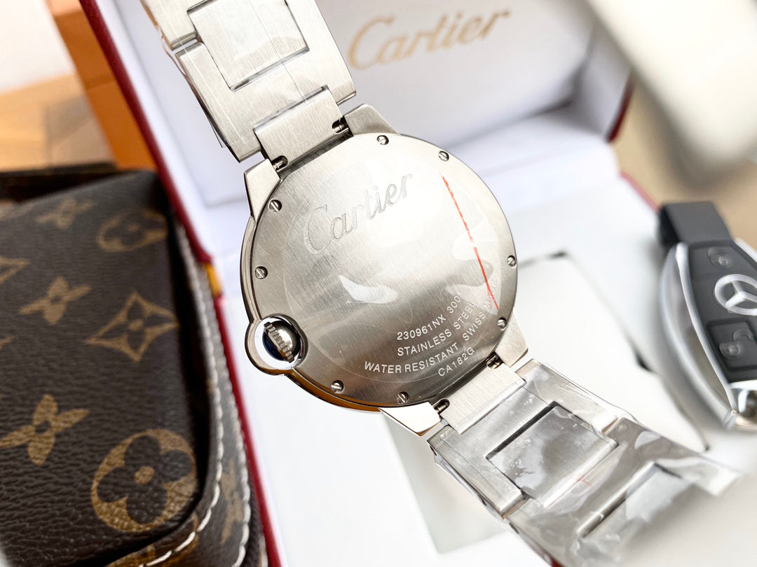 Cartier's blue balloon series automatic winding watch with a diameter of 42mm.