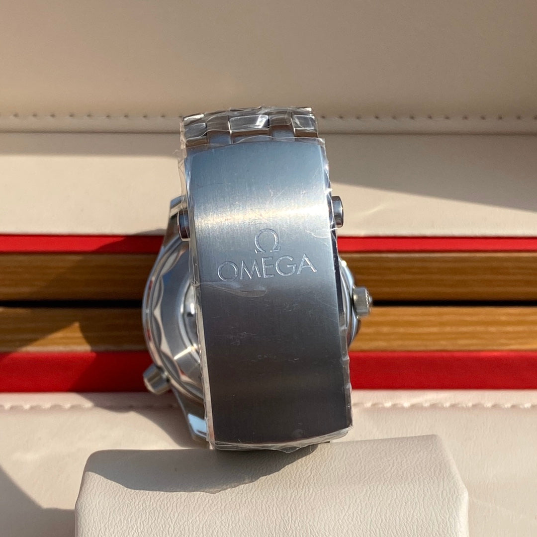 Omega Seamaster automatic watch, diameter 42 mm.