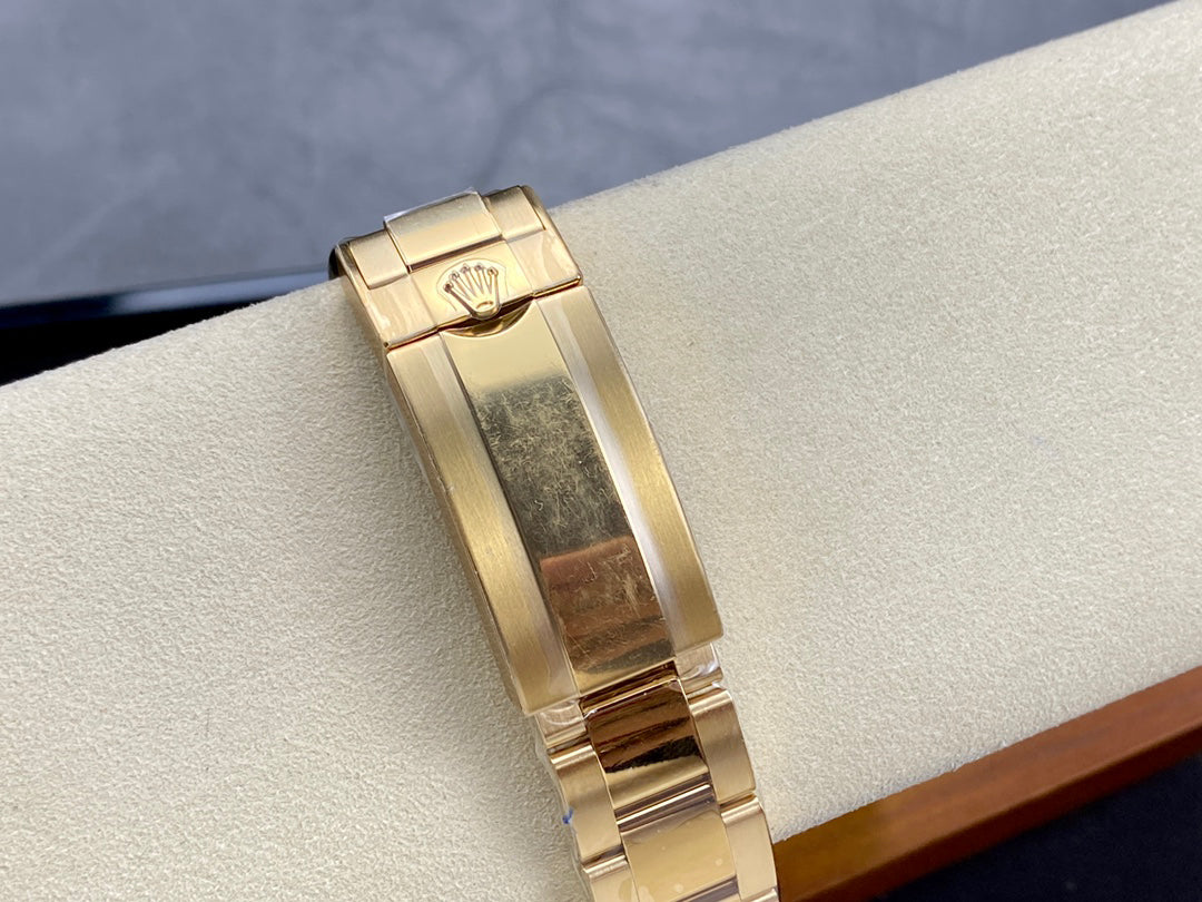 Rolex Submariner series automatic winding watch, diameter 41 mm.