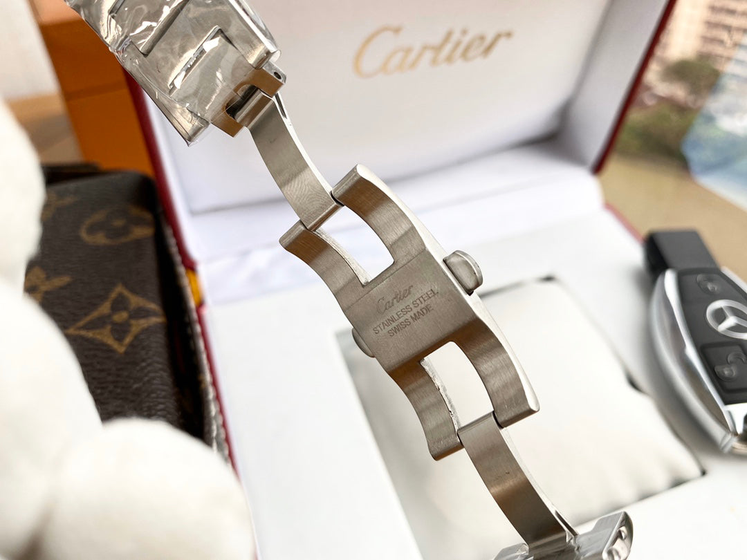 Cartier's blue balloon series automatic winding watch with a diameter of 42mm.