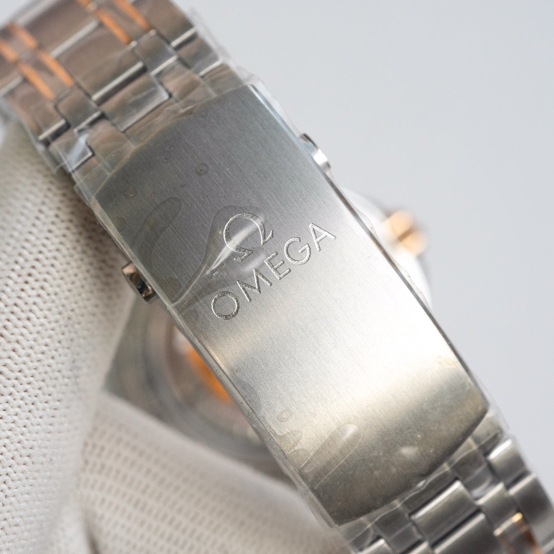 Omega Seamaster automatic watch, diameter 42 mm.