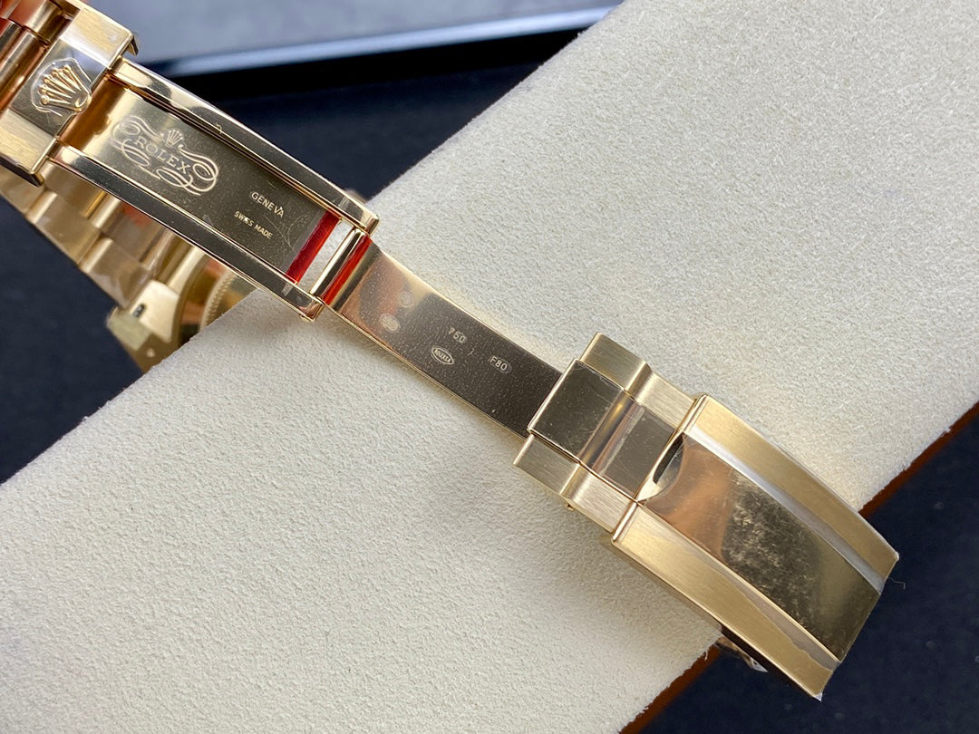 Rolex Submariner series automatic winding watch, diameter 41 mm.
